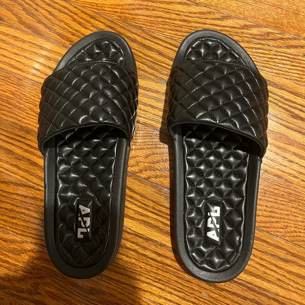 NWT Women's Lusso Slide in Black. Size 10